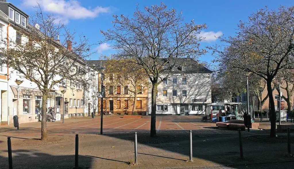 Winterdienst Essen-Frintrop: Straße am Hang im Winter