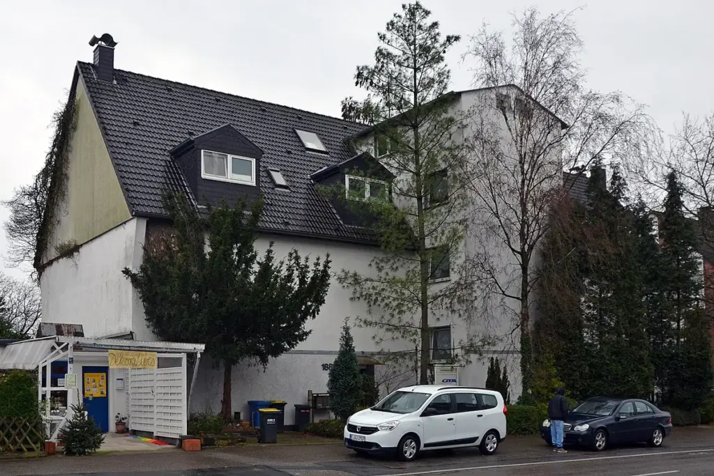 Winterdienst Essen-Fulerum: ruhige Straße mit lockerer Bebauung im Winter