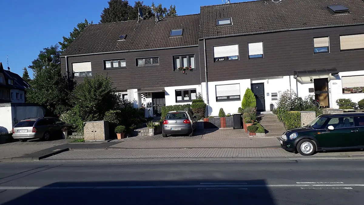Winterdienst in Essen-Katernberg: Wohnhäuser an einer Wohnstraße
