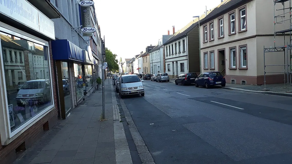 Winterdienst in Essen-Schonnebeck: Geschäftsstraße mit Gehweg
