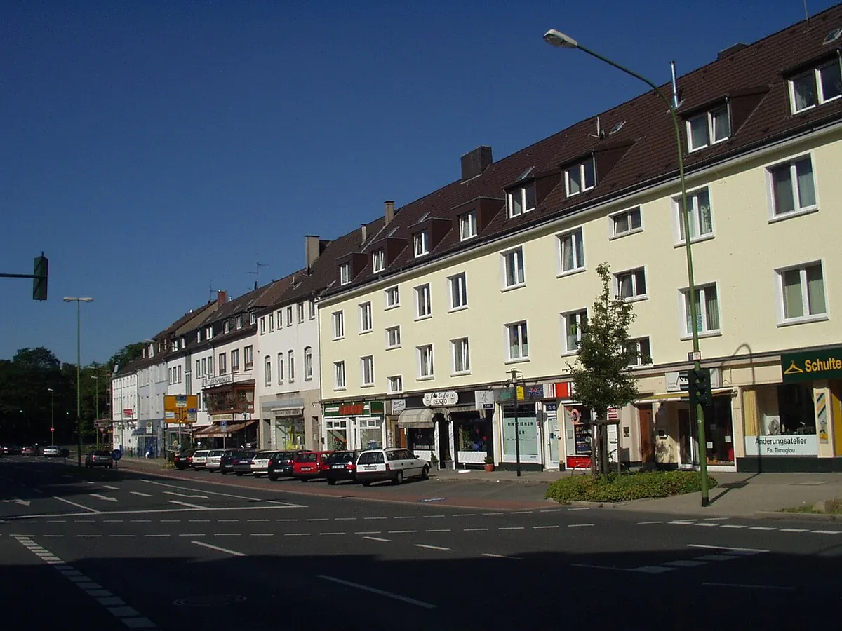 Winterdienst Essen-Stadtwald: baumgesäumte Wohnstraße im Winter