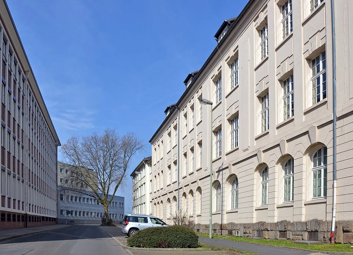 Winterdienst Essen-Südviertel: Straße zwischen Bürohäusern und Wohnhäusern im Winter