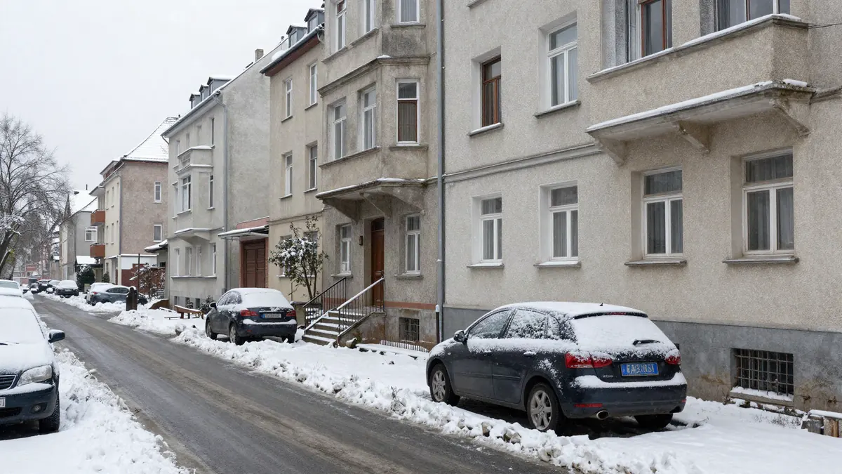Verschneite Wohnstraße im Ruhrgebiet – Winterdienst in allen Essener Stadtteilen
