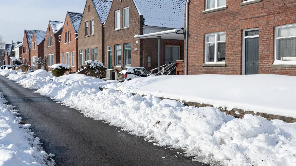 Sicher geräumter Gehweg vor einer Apotheke am Morgen