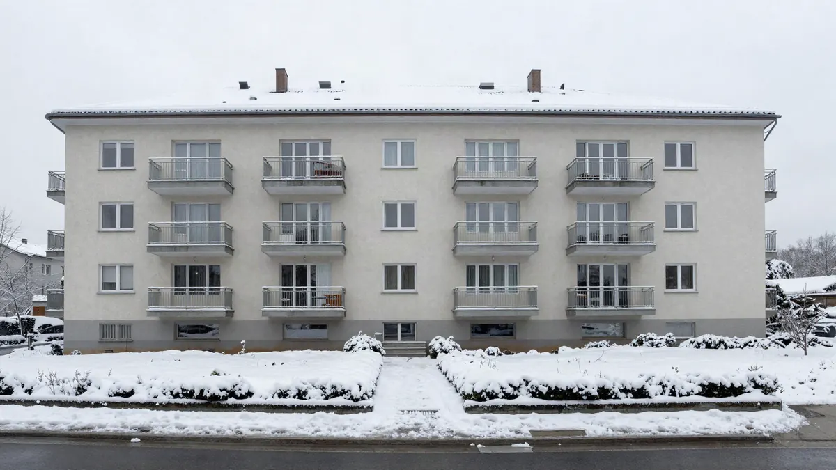 Organisationsverschulden: verschneiter Gehweg vor einem Mehrfamilienhaus