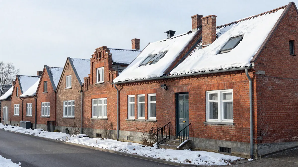 Verschneite Reihenhäuser einer Zechensiedlung im Ruhrgebiet
